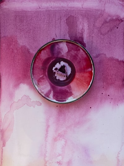 圆红紫瓷碟